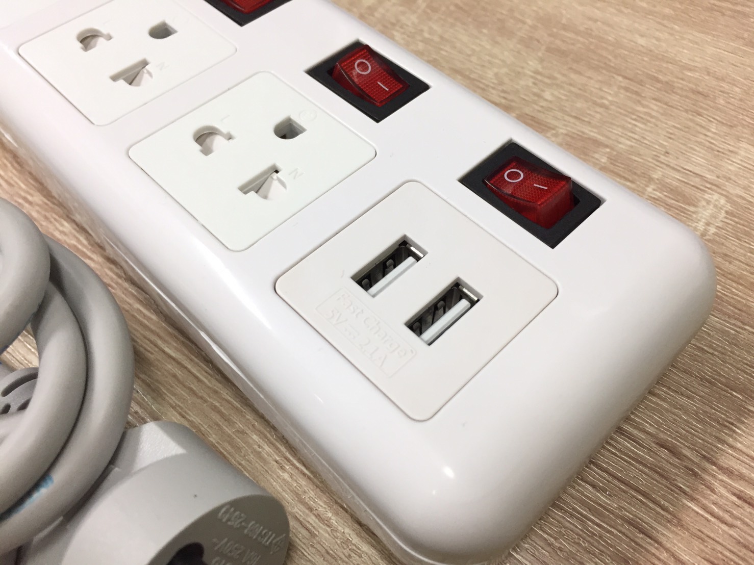 CSC ปลั๊กไฟ 4ช่อง 2USB CSC ปลั๊กไฟ 4ช่อง 2USB
