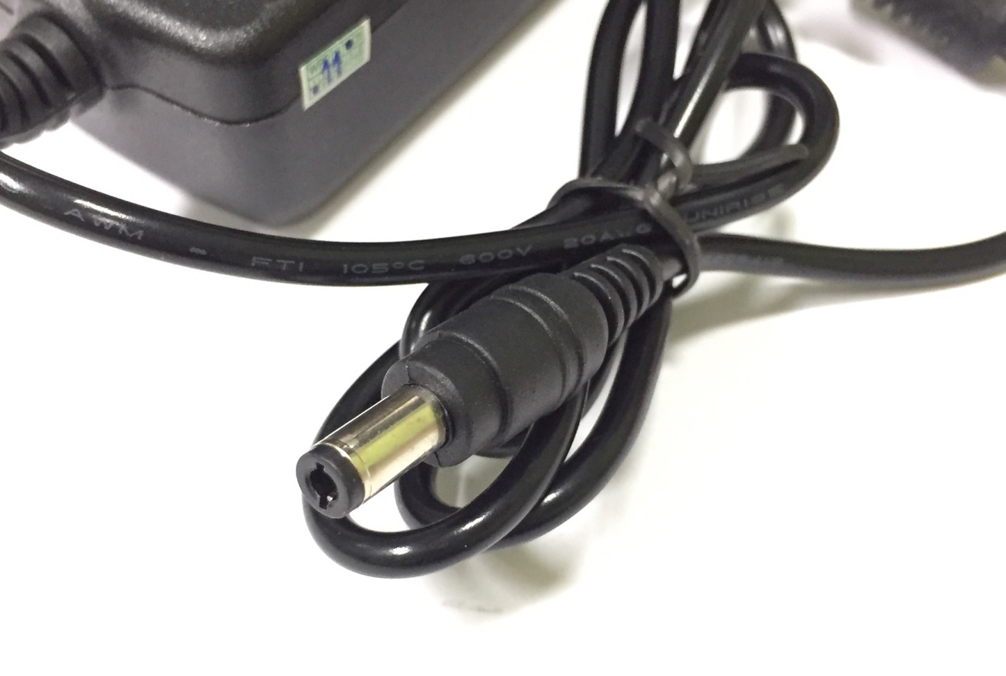 Adapter AC/DC 9V 2A